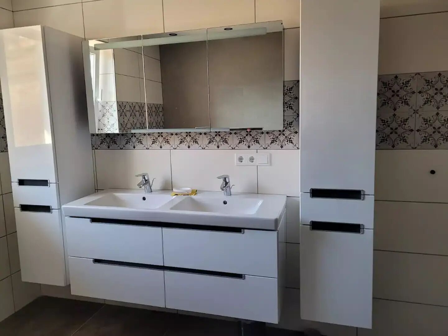 Ensemble douche/baignoire, sèche-cheveux, serviettes fournies, savon