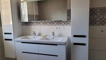 Ensemble douche/baignoire, sĂšche-cheveux, serviettes fournies, savon