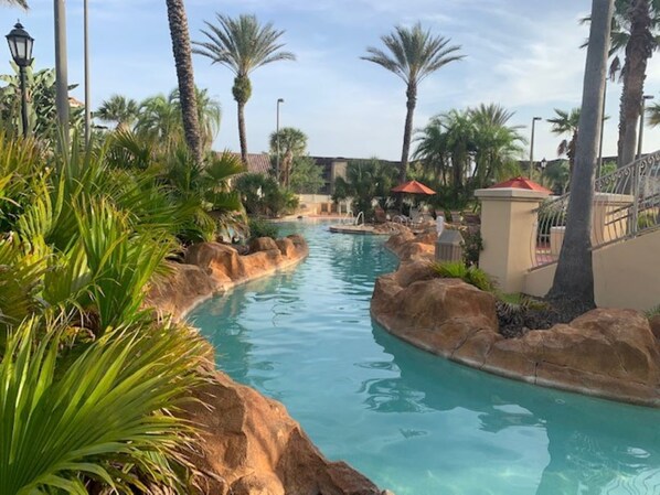 Alberca al aire libre y alberca climatizada