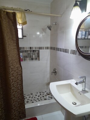 Dusche, Haartrockner, Handtücher, Seife