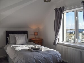 4 bedrooms, free WiFi, bed sheets - 4 bedroom accommodation in Upper Barvas (Upper Barvas)