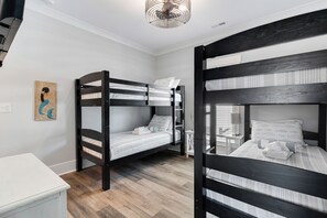 6 bedrooms, travel crib, free WiFi, bed sheets