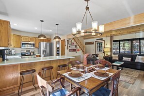 Dining - Tranquil Pinetop Getaway! w/Firepit, Grill, Deck, Pet-Friendly, Near Ski & Golf! (Pinetop)