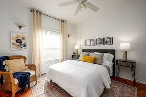 2 bedrooms, WiFi - Suite Magnolia. Steps to Downtown & Breweries. Modern 2 bedroom apt w/fireplace. (Bellingham)