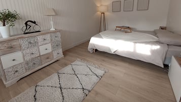 4 Schlafzimmer, Schreibtisch, Bügeleisen/Bügelbrett, Babybetten