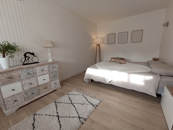 4 Schlafzimmer, Schreibtisch, Bügeleisen/Bügelbrett, Babybetten