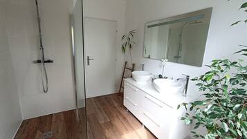 Duschwanne, Haartrockner, Handtücher, Seife