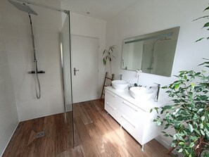 Duschwanne, Haartrockner, Handtücher, Seife