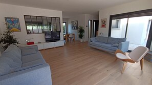 Fernseher, DVD-Player, Musikbibliothek, Videothek