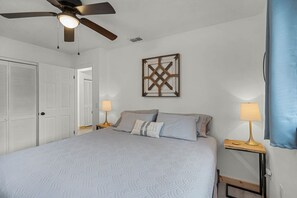 2 habitaciones, escritorio y tabla de planchar con plancha 