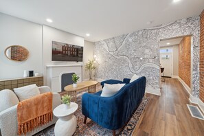 Smart TV, offices - Updated Townhome with Private Garage in South Side (Pittsburgh)