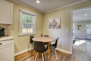 Dining - Adorable two-bedroom retreat close to Easton, Denton, Centreville (Queen Anne)