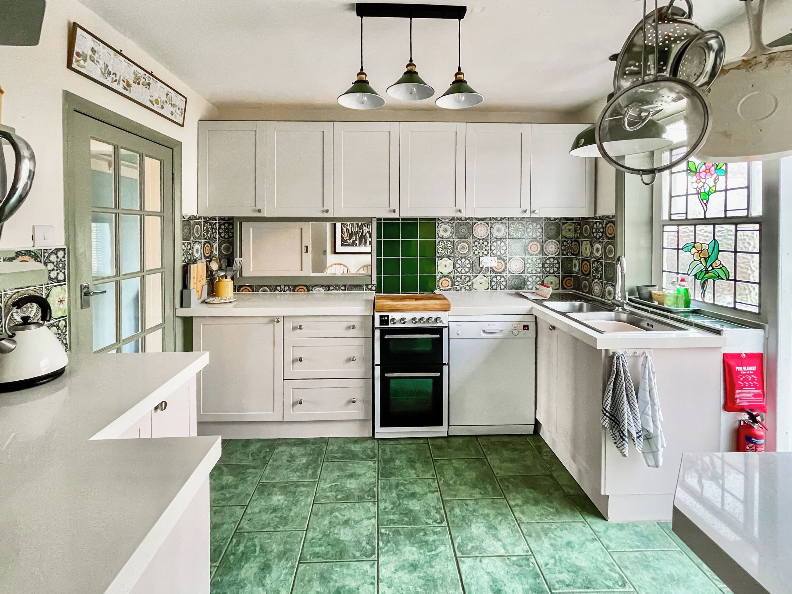 Oppvaskmaskin og høy barnestol