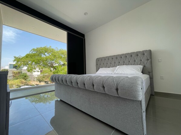 3 bedrooms, desk, iron/ironing board, free WiFi