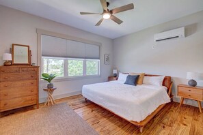 3 bedrooms, WiFi, bed sheets - Large home sitting on the marshlands with all your beach vacation needs! (Surf City)