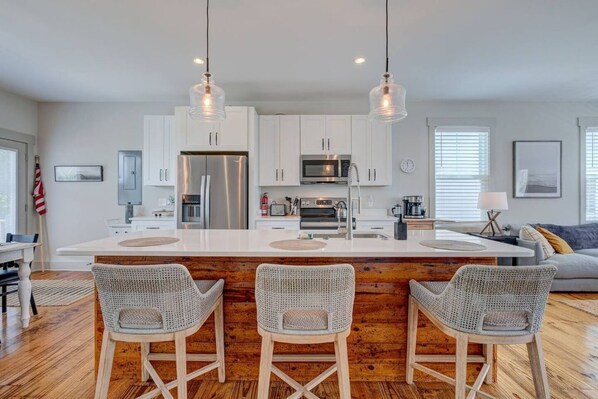 Køleskab, mikrobølgeovn, ovn, kogeplade