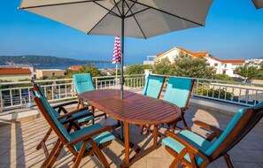 Outdoor dining - Stunning apartment in Barbat na Rabu (Barbat na Rabu)