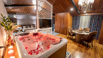 Honeymoon Suite | In-room safe, desk, laptop workspace, iron/ironing board