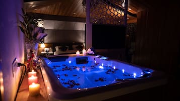 Honeymoon Suite | Bathroom | Combined shower/bathtub, free toiletries, hair dryer, bathrobes