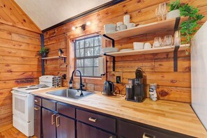 Cafetera y tetera, refrigerador, microondas y horno