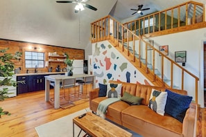 Smart TV, chimenea y libros