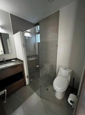 Dusche, Handtücher, Seife, Toilettenpapier