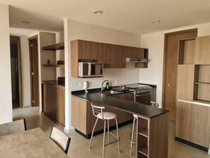 Refrigerador, microondas, horno y cafetera y tetera