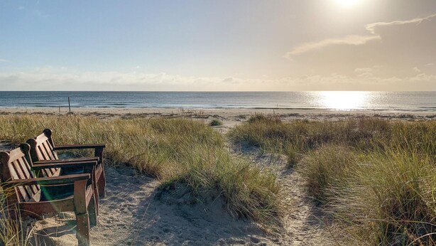 A beach with a wooden bench and a path leading to the ocean. - 2 bedroom nice home in Borrby (Borrby)