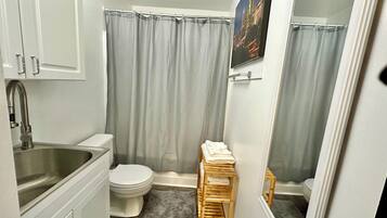 Combined shower/tub, towels, soap, shampoo