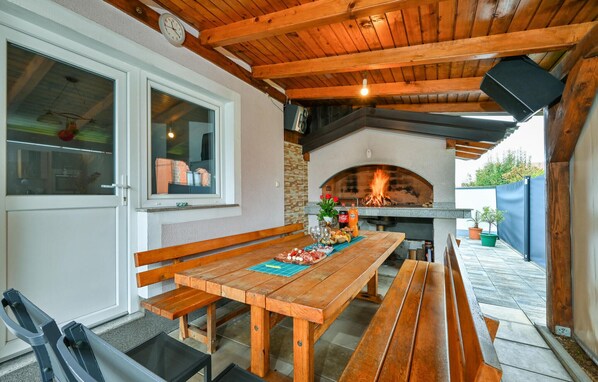 Outdoor dining - Amazing home in Dugo Selo (Dugo Selo)