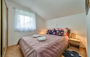 2 bedrooms, travel cot, free WiFi, bed sheets