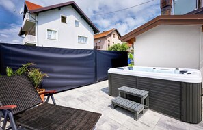 Bañera de hidromasaje al aire libre