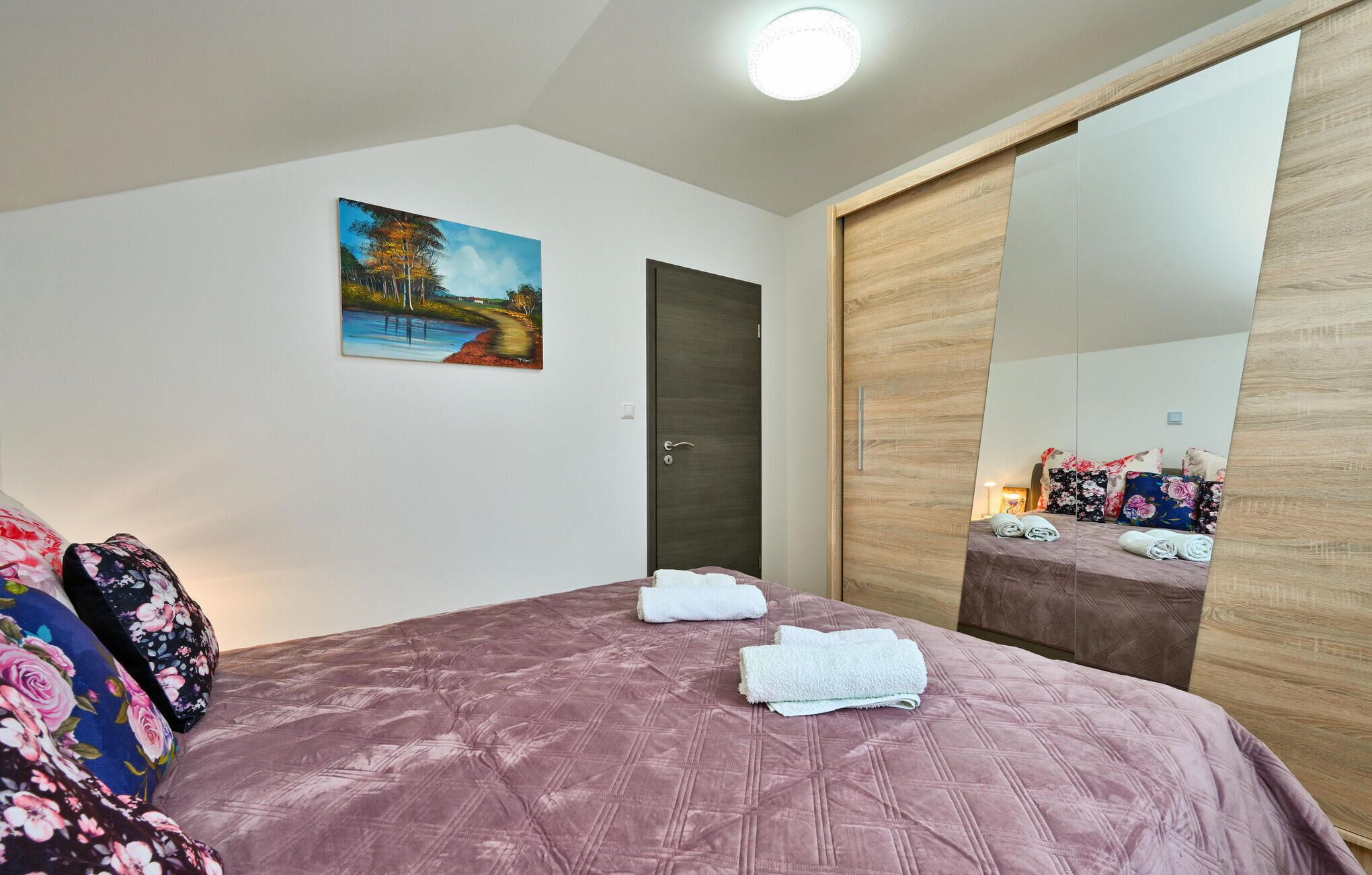 2 bedrooms, travel crib, WiFi (free)