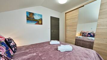 2 bedrooms, travel crib, WiFi (free)