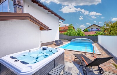 Lovely home in Dugo Selo with jacuzzi