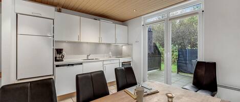 Køleskab, kogeplade, opvaskemaskine, kaffe-/temaskine