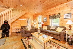 Smart TV, fireplace, DVD player, table football - Private retreat with Nature at its best! Hot Tub, Lake & ski, Arcade & Games. (McHenry)