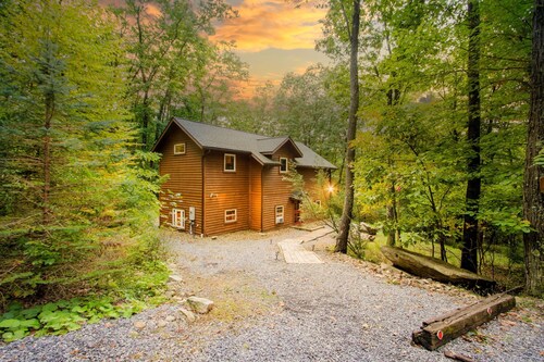 Private retreat with Nature at its best! Hot Tub, Lake & ski, Arcade & Games.