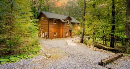 Private retreat with Nature at its best! Hot Tub, Lake & ski, Arcade & Games.