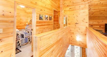 Private retreat with Nature at its best! Hot Tub, Lake & ski, Arcade & Games.