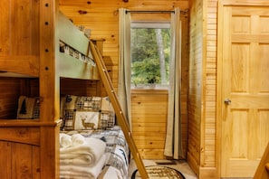 3 habitaciones, tabla de planchar con plancha y cuna de viaje