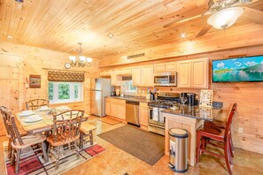 Fridge, microwave, oven, stovetop - Private retreat with Nature at its best! Hot Tub, Lake & ski, Arcade & Games. (McHenry)