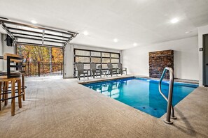 Innendørsbasseng og et oppvarmet basseng