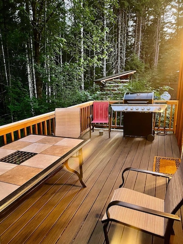 Cabin Retreat in the Woods - Hot Tub, Grill, Firepit, Ski at White Pass, Hiking