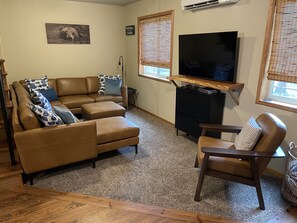 Una Smart TV, videojuegos, un reproductor de DVD, libros