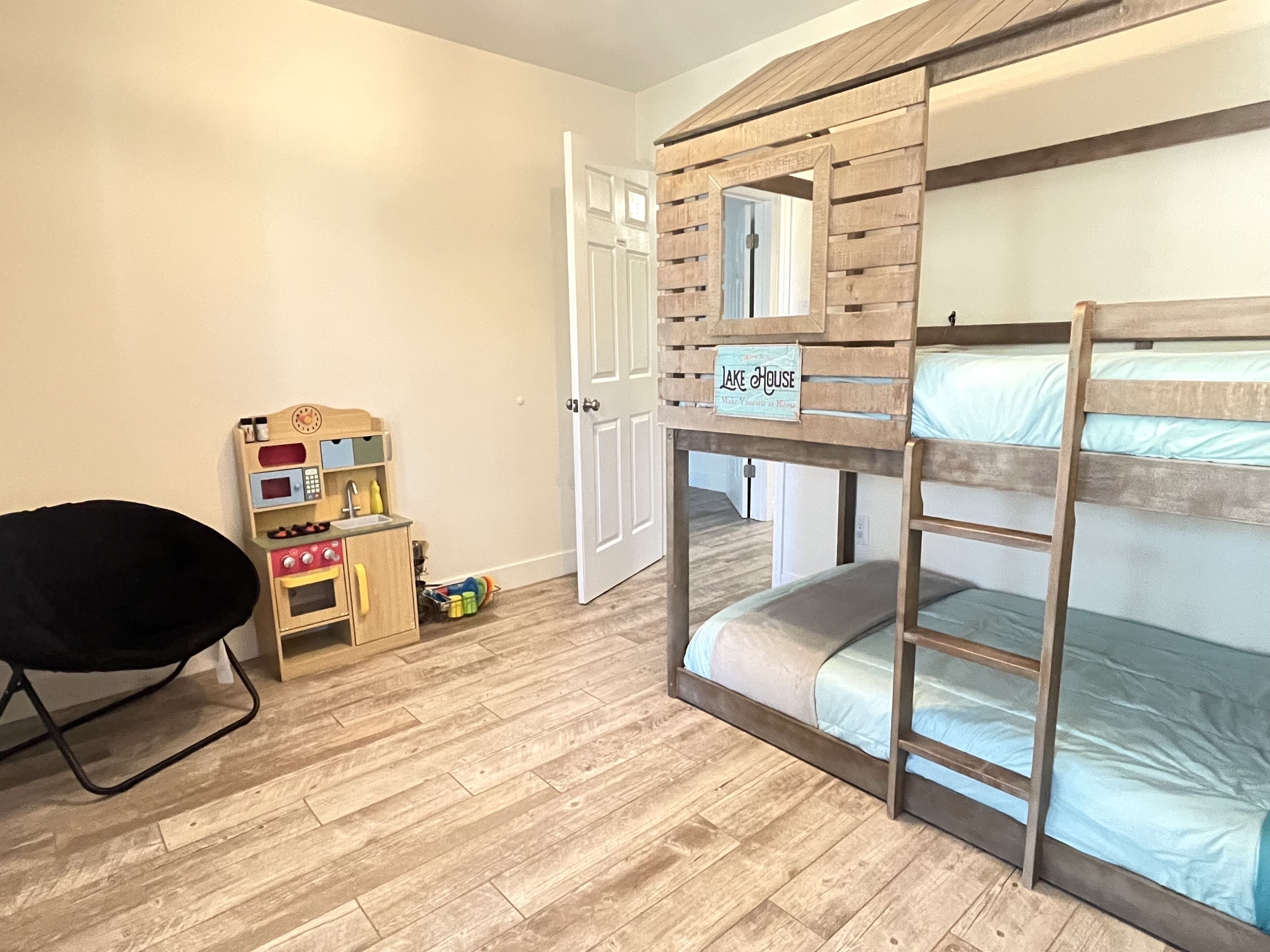 4 bedrooms, desk, iron/ironing board, travel crib