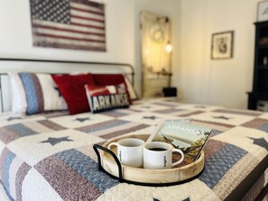 4 slaapkamers, een bureau, een strijkplank/strijkijzer, reisbedje