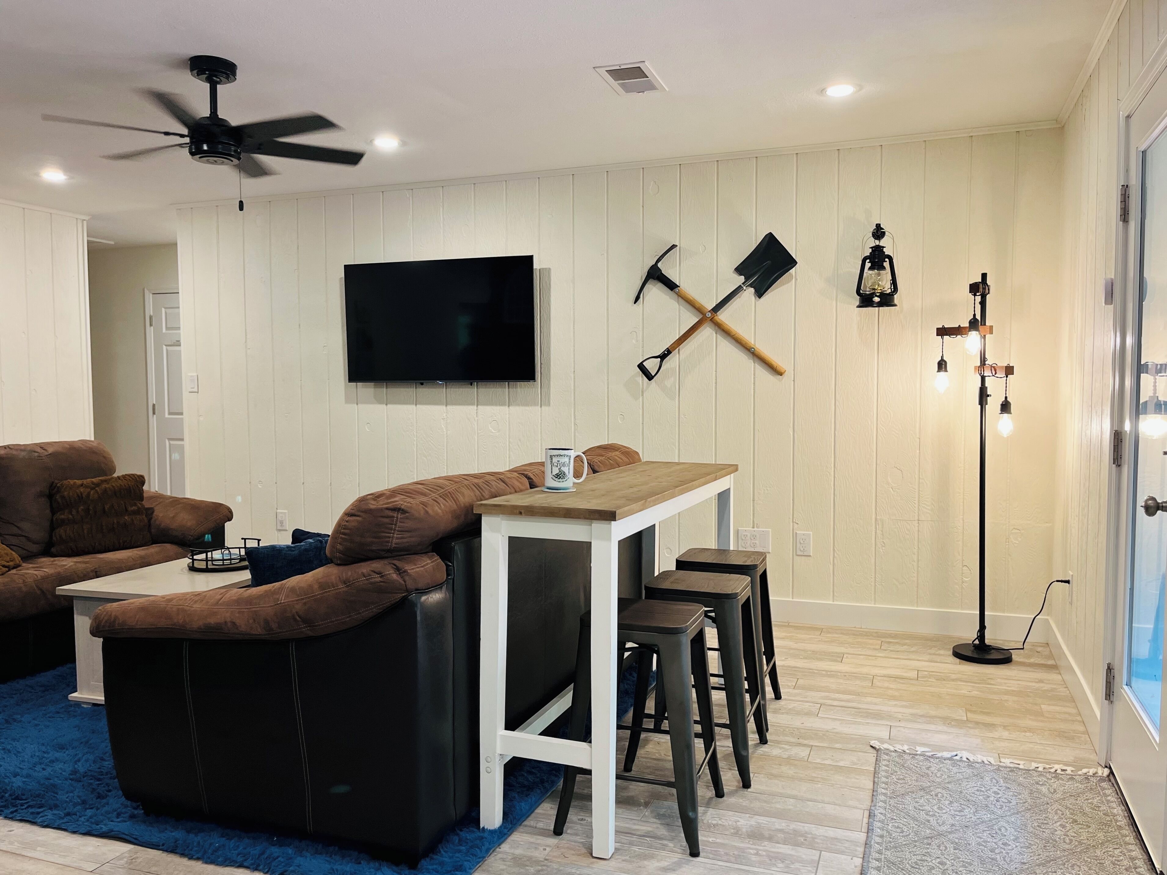 Smart-TV, Kamin, Tischfußball, Bücher