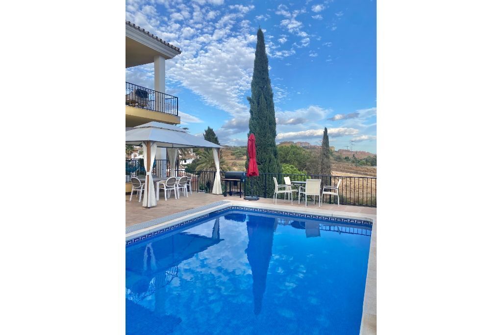 Een buitenzwembad en een verwarmd zwembad