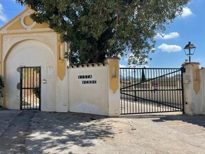 Una entrada protegida por un portón con un cartel que dice "Vista Verde".